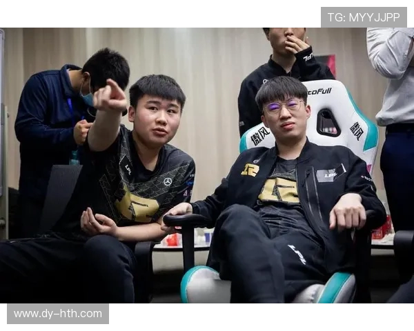 DOTA2战术解析：深入探讨FPX战队的盯防策略与执行技巧