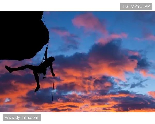 成都攀岩队的默契配合与技巧揭秘共同攀登高峰的精彩瞬间